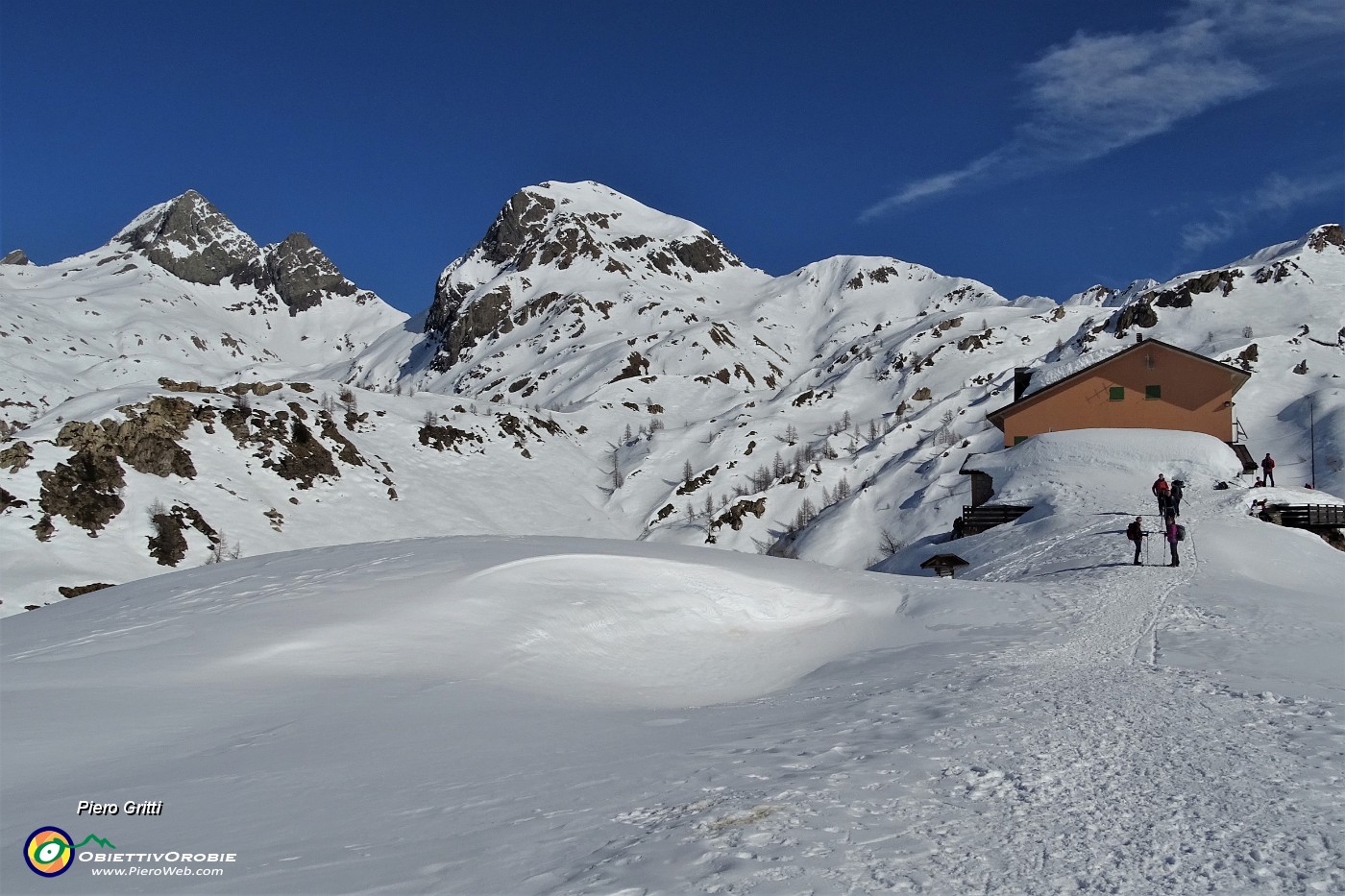 64 Rif. Calvi (2006 m) con a sx Pizzo del Diavolo (2916 m) e Grabiasca al centro (2704 m).JPG